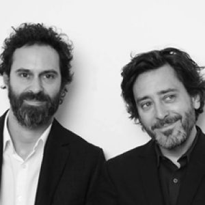 Céramique Puzzle de Barber et Osgerby dans un espace d'accueil