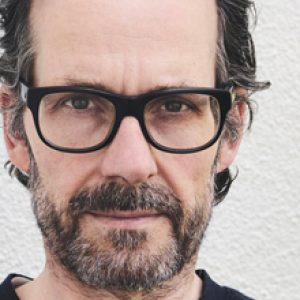 Grès Mutina dessiné par Konstantin Grcic dans un espace d'accueil