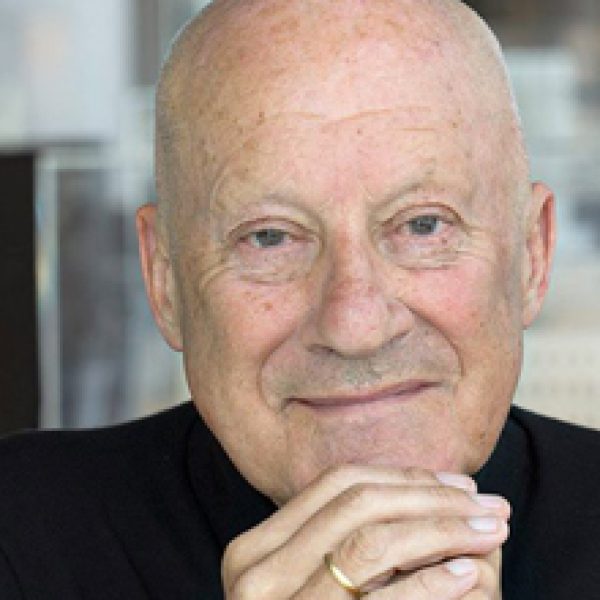 Norman Foster, architecte du système de tables Nomos et de Cosmos pour Tecno