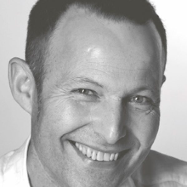Peter Harvey, designer du canapé Mon Coeur et du fauteuil Nautile