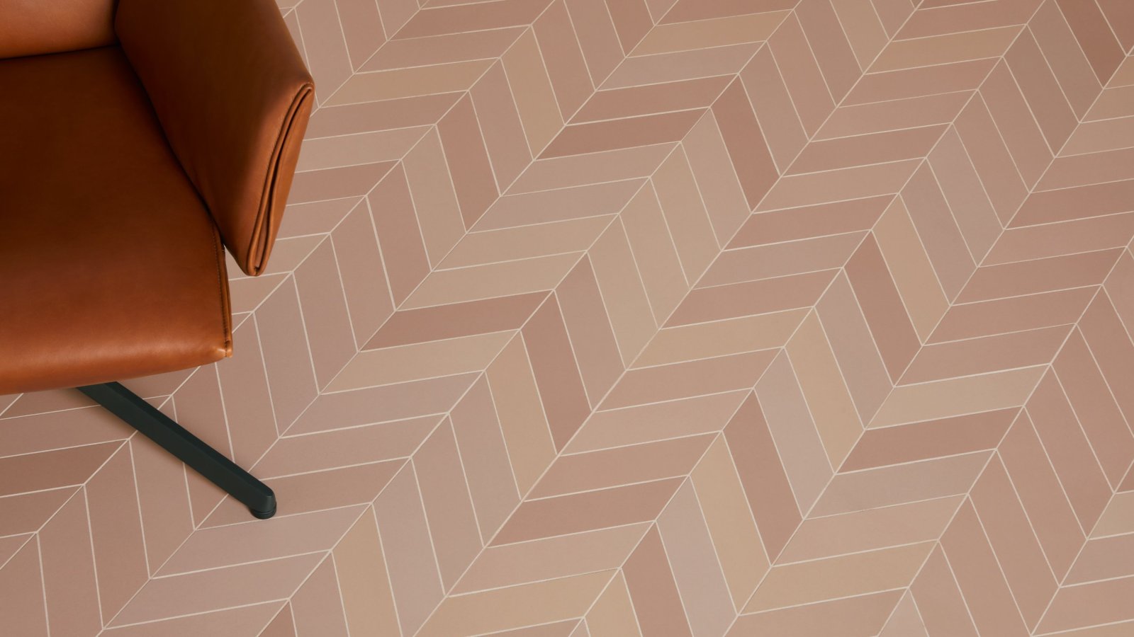 Carreaux Mews de Barber et Osgerby couleur Fog sur le mur d'une salle de réunion