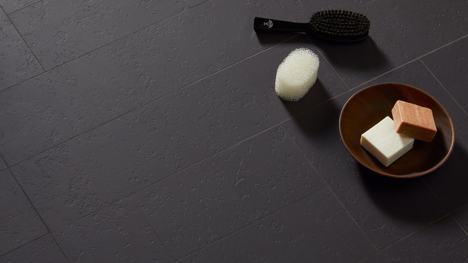 Surface en grès extrudé Kosei de Mutina