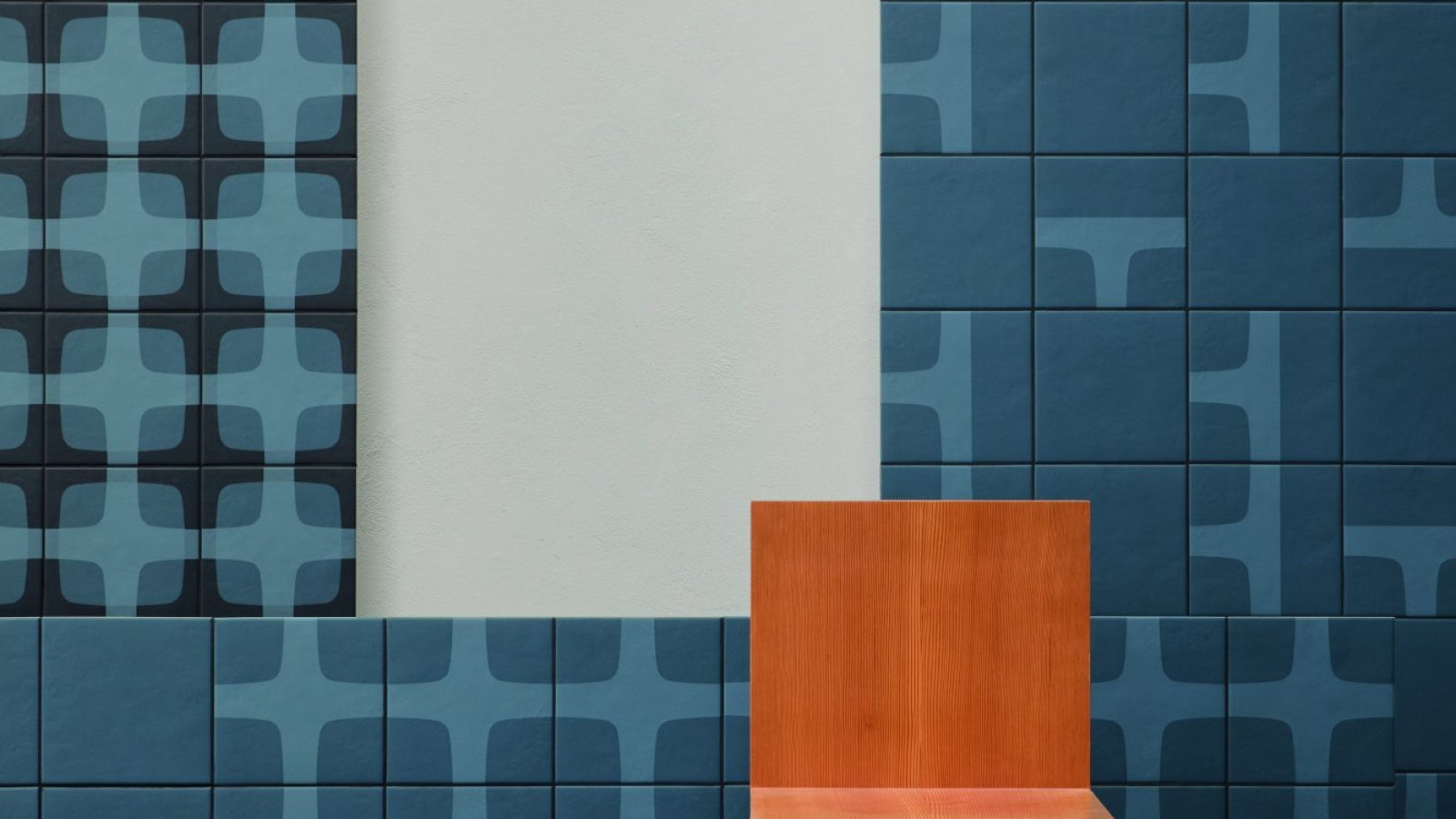 Mur en grès Betty de Mutina à grille graphique Night Blue