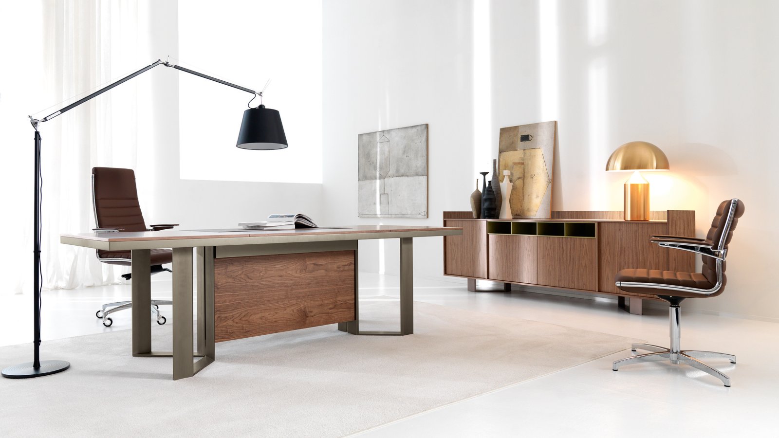 Bureau de direction Lloyd d'IVM en noyer Canaletto sur piètements anneau en aluminium