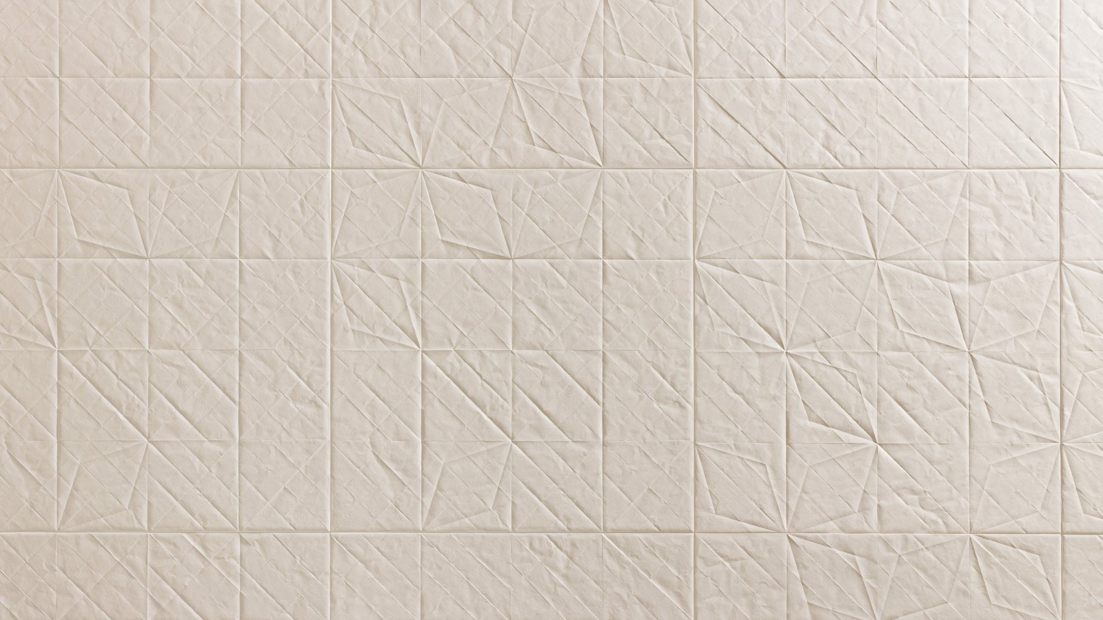 Surface en grès Folded de Mutina aux plis effet papier