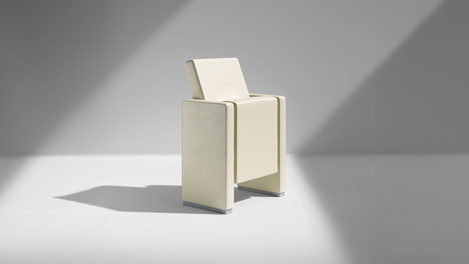Fauteuils d'auditorium Chrono d'Ares Line vus de profil, dossiers fermés