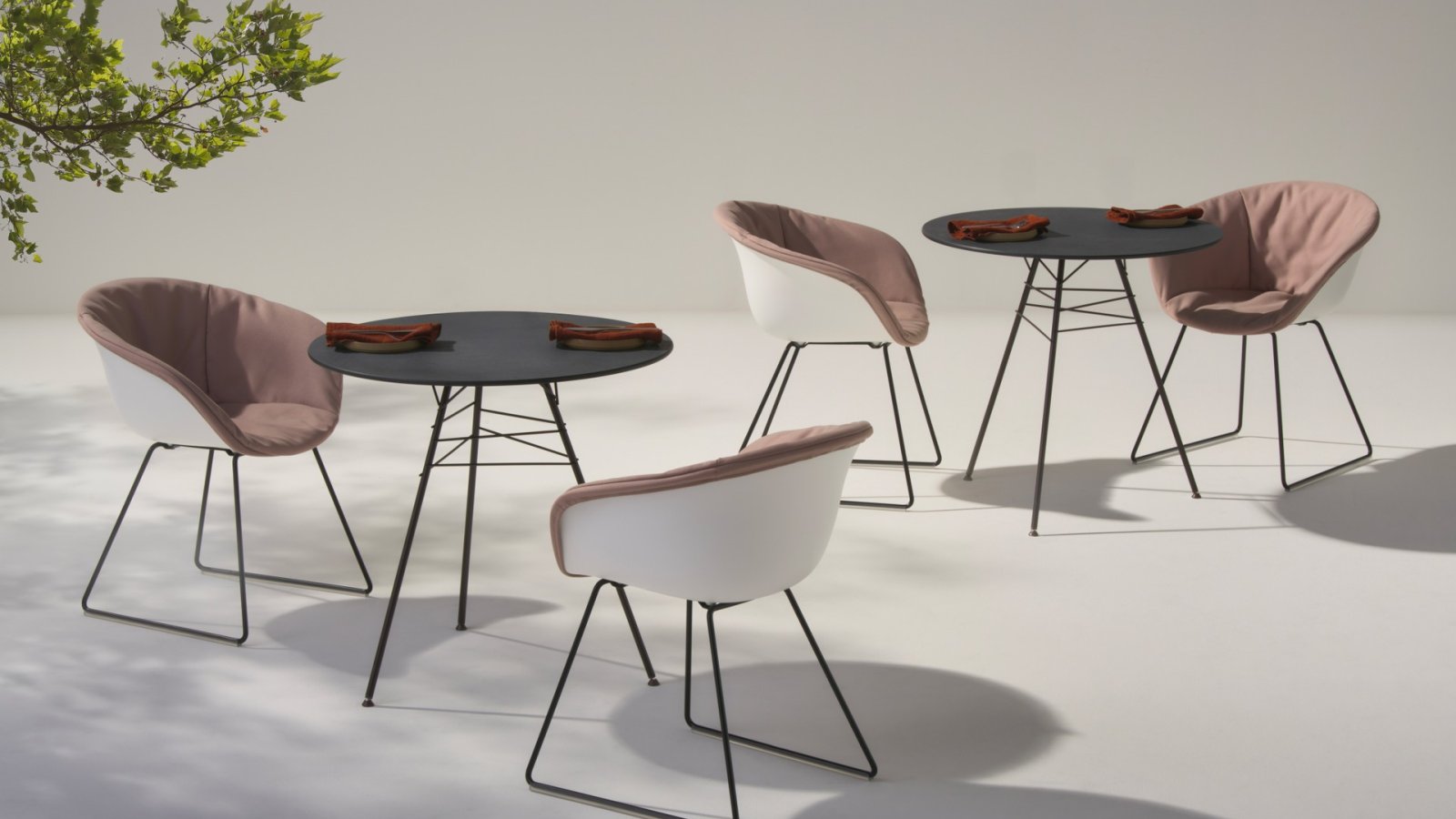 Chaise design Leaf d'Arper avec structure en nervures de feuille dans un lounge