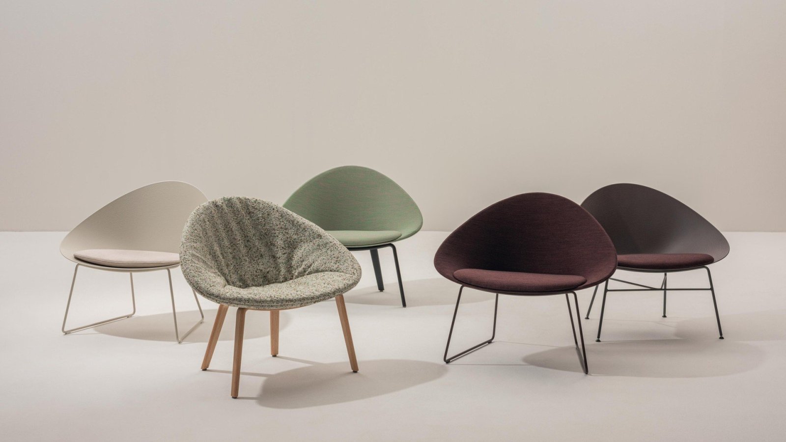 Fauteuil d'accueil Adell d'Arper dans un hall