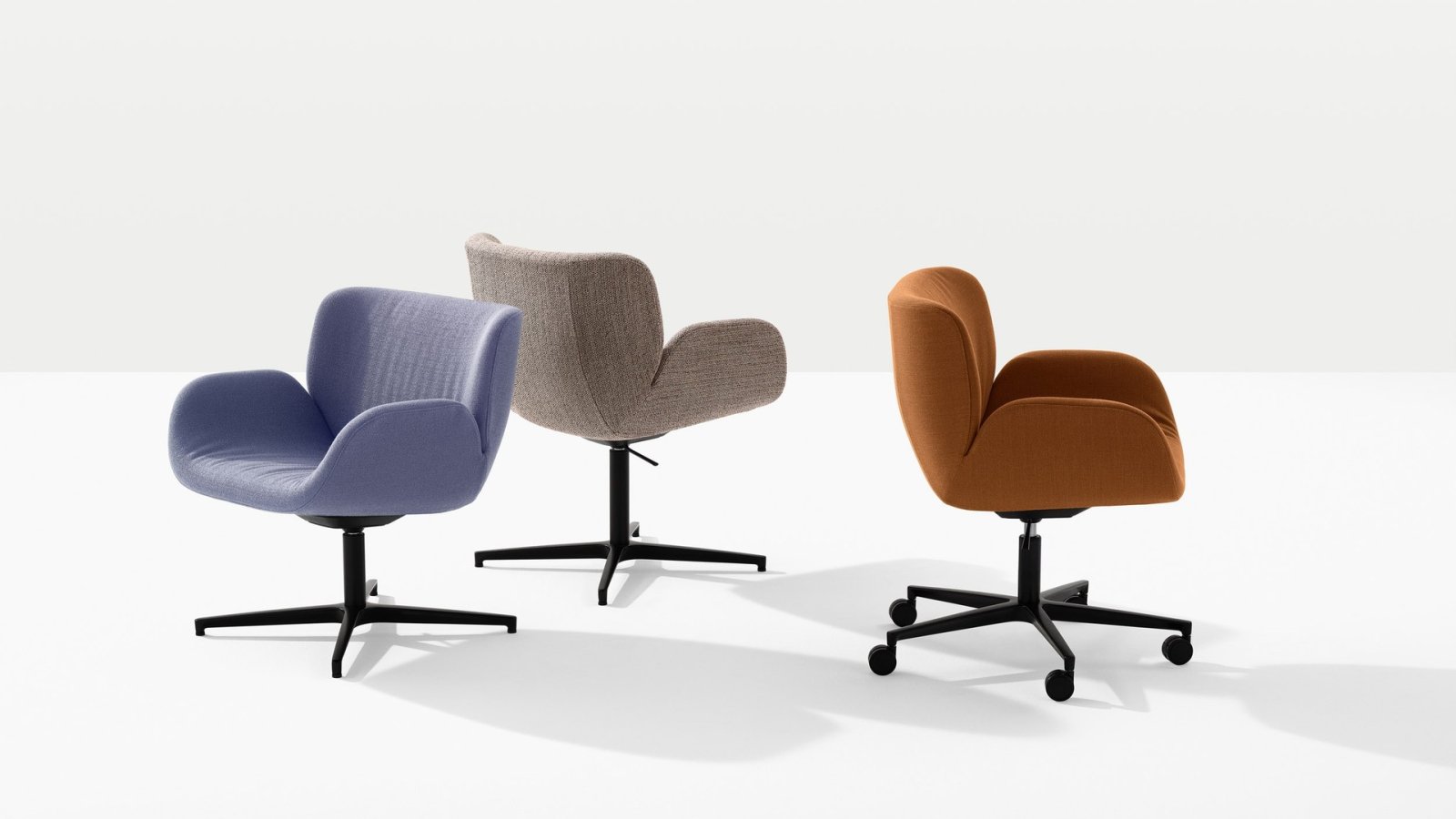 Chaise de conférence Cari d'Arper autour d'une table de réunion
