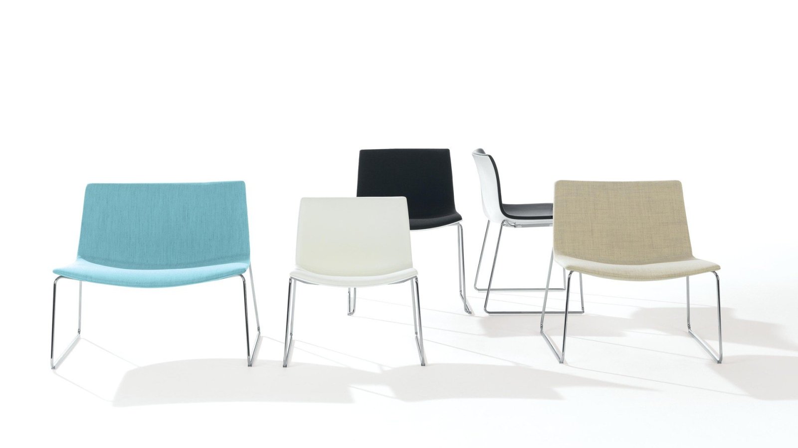 Chaise design Catifa 53 d'Arper avec coque en polypropylène et piètement quatre pieds en acier
