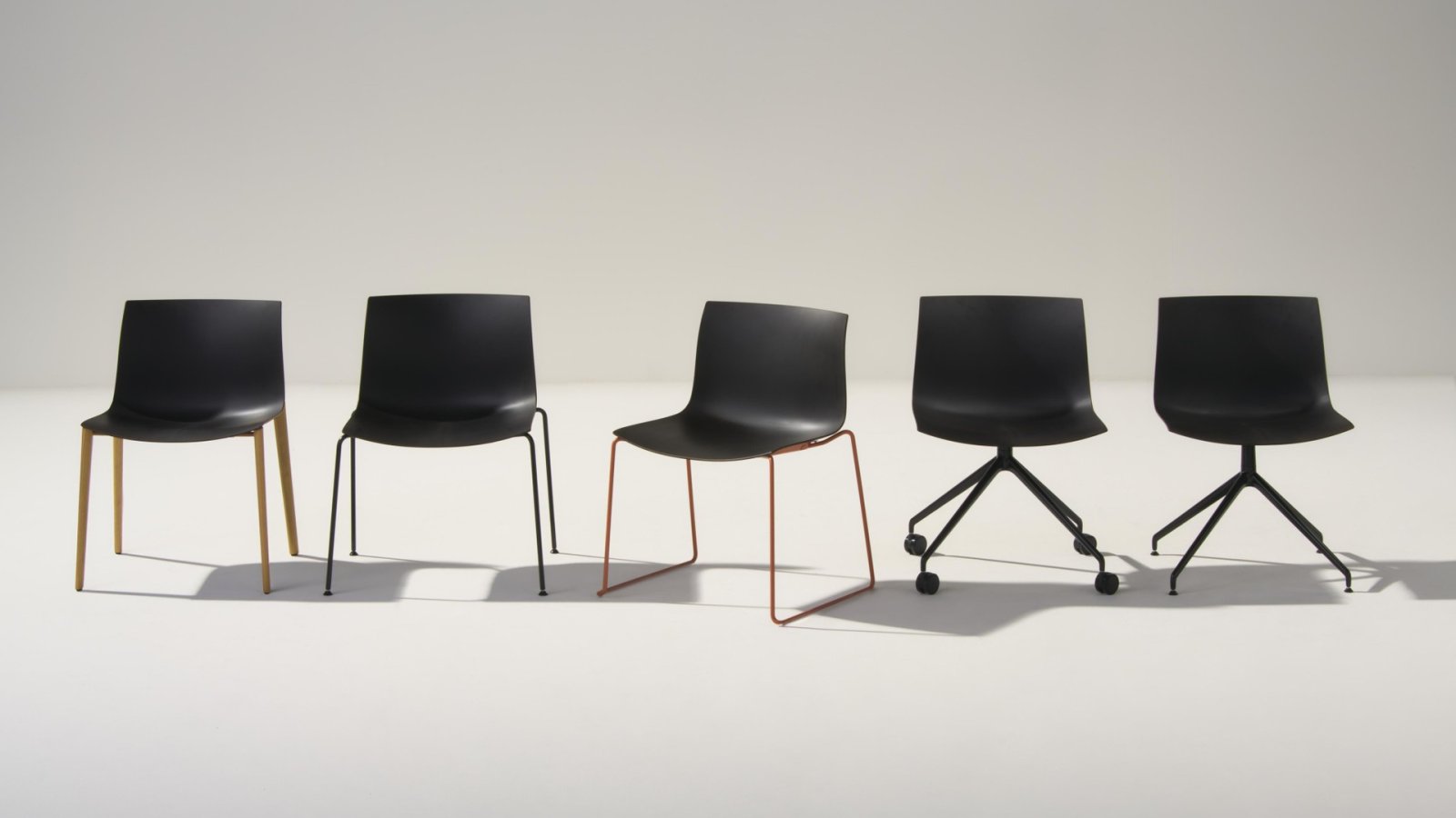 Chaise design Catifa Carta d'Arper avec coque PaperShell en papier et résine naturelle