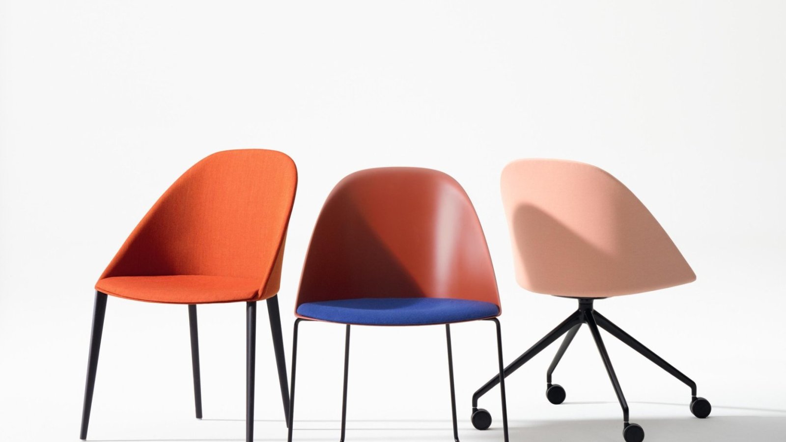 Chaises de conférence Cila d'Arper autour de la table