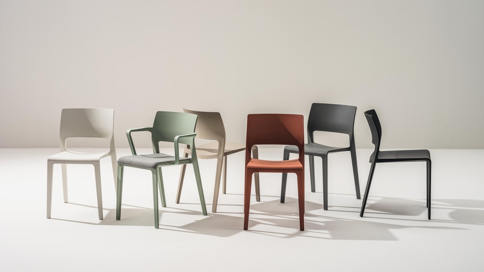 Chaise Juno 02 d'Arper en polypropylène vert sauge
