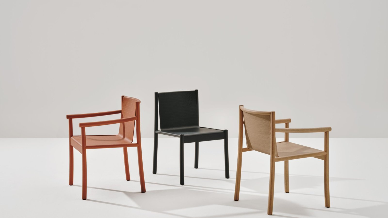 Chaises de salle d'attente Kata par Arper à l'accueil