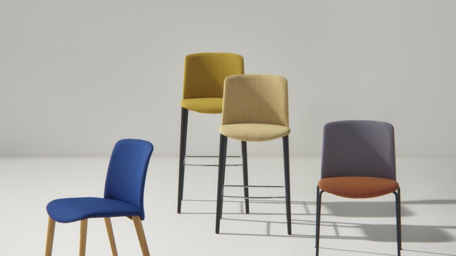 Chaise design Mixu d'Arper avec assise et dossier en matières différentes dans une salle à manger