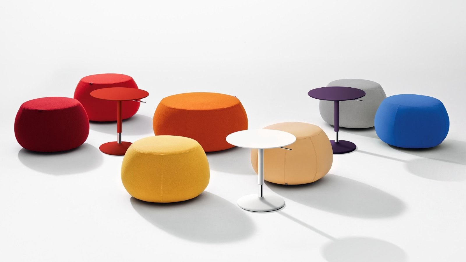 Poufs d'attente Pix par Arper dans l'espace accueil