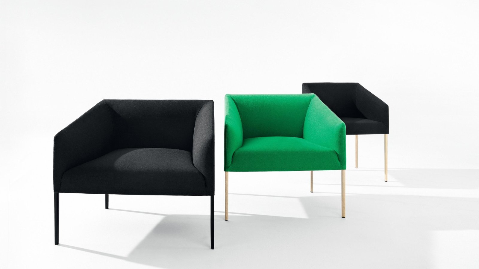 Fauteuil Saari d'Arper en grande taille, tapissé de cuir