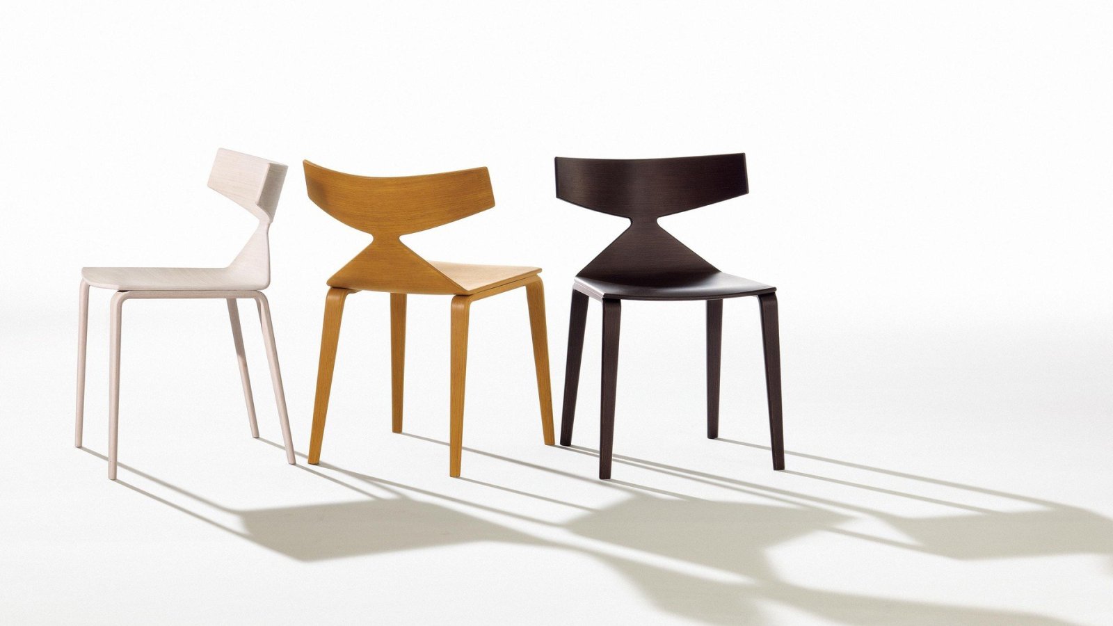 Chaise design Saya d'Arper avec coque en chêne dans une salle à manger