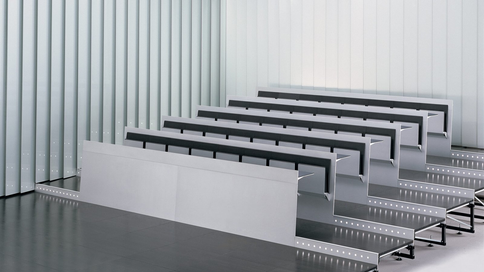 Rangées de pupitres Blade System de Lamm dans un amphithéâtre