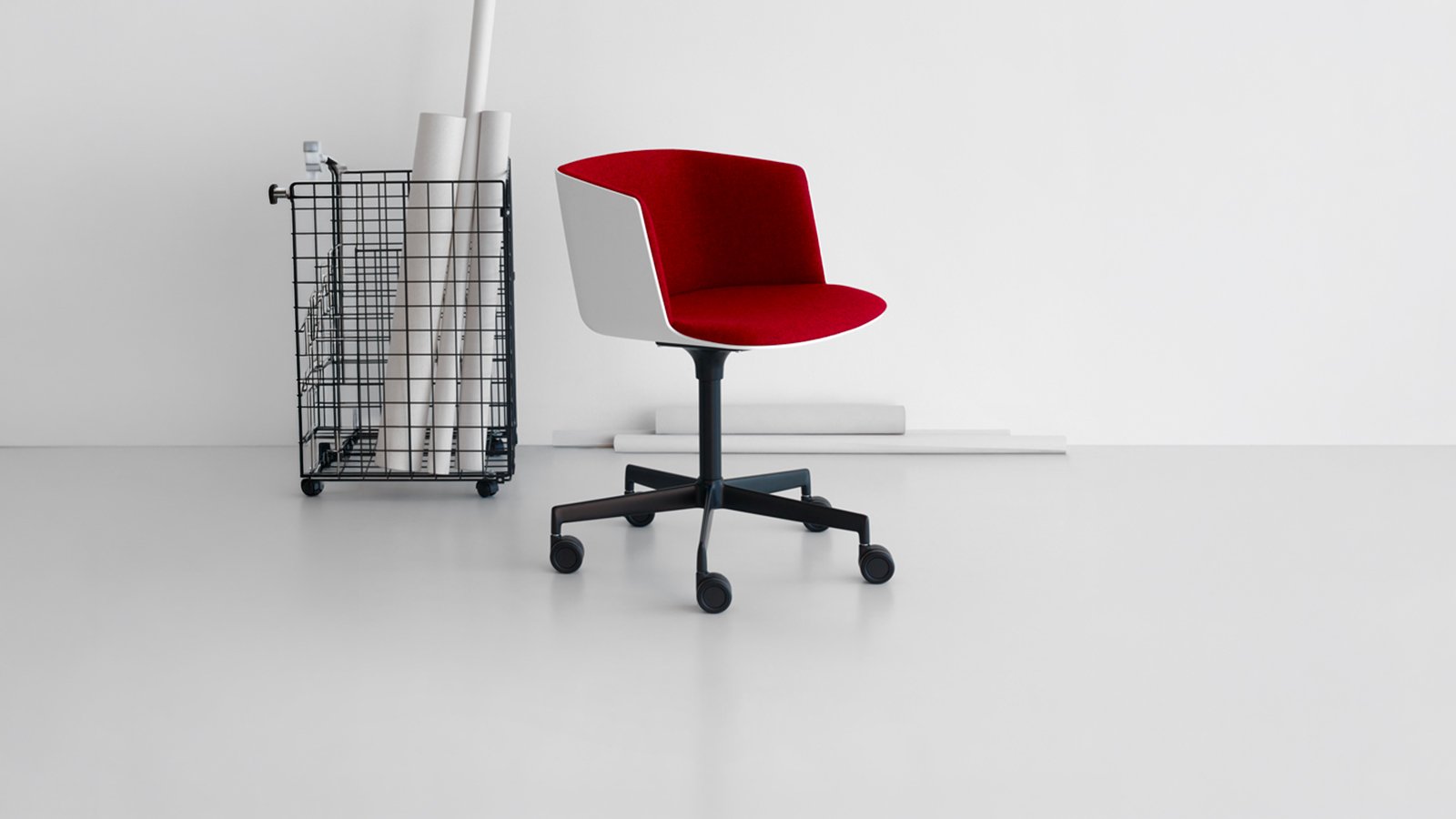 Fauteuil Cut de Lapalma sur base pivotante en bois