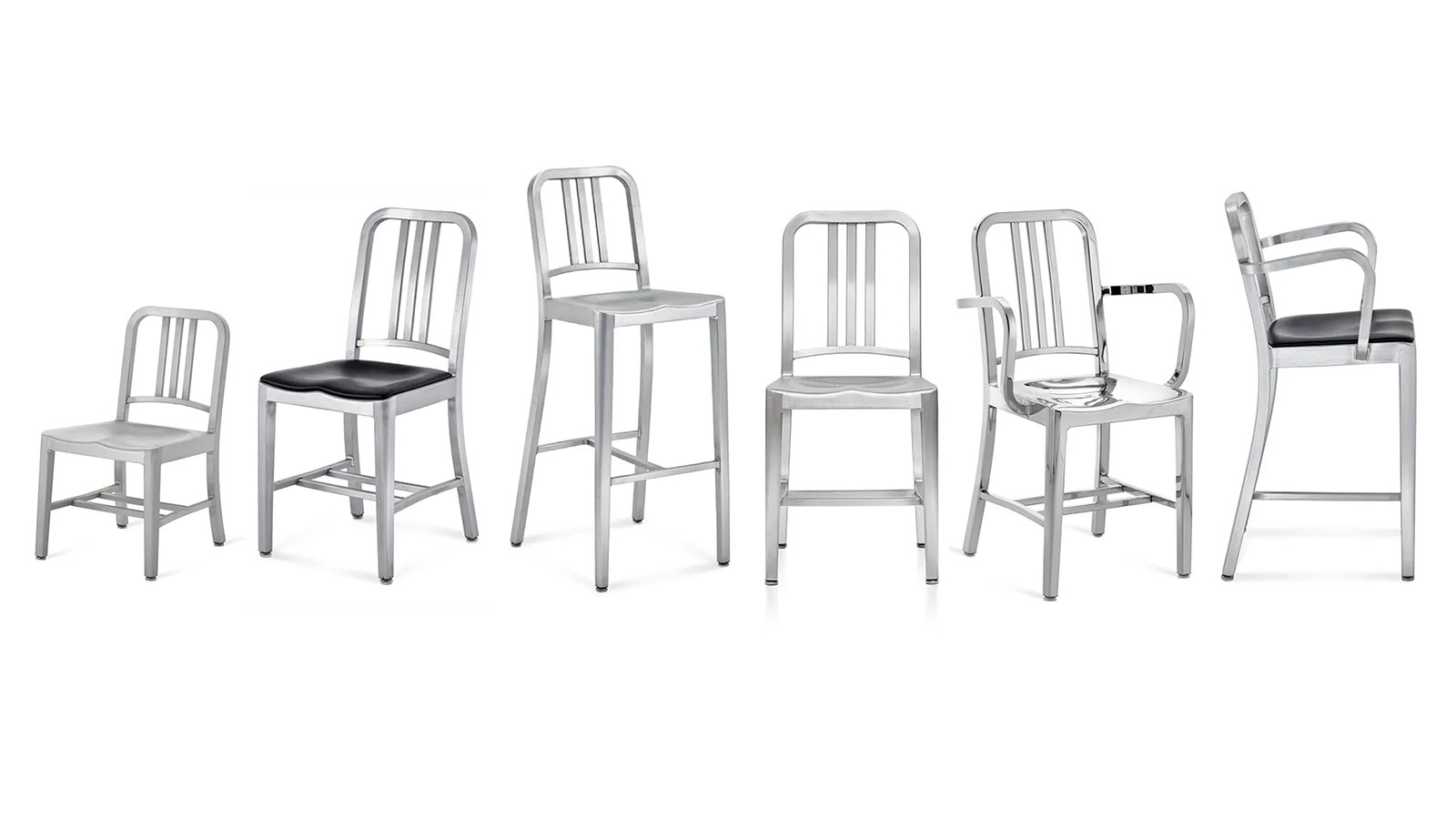 Chaises design Navy 1006 d'Emeco en aluminium brossé autour d'une table