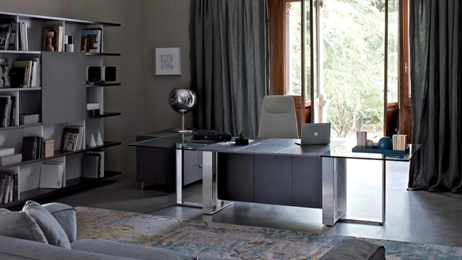 Bureau design Altagamma d’Estel en essence avec top access affleurant et cadre aluminium