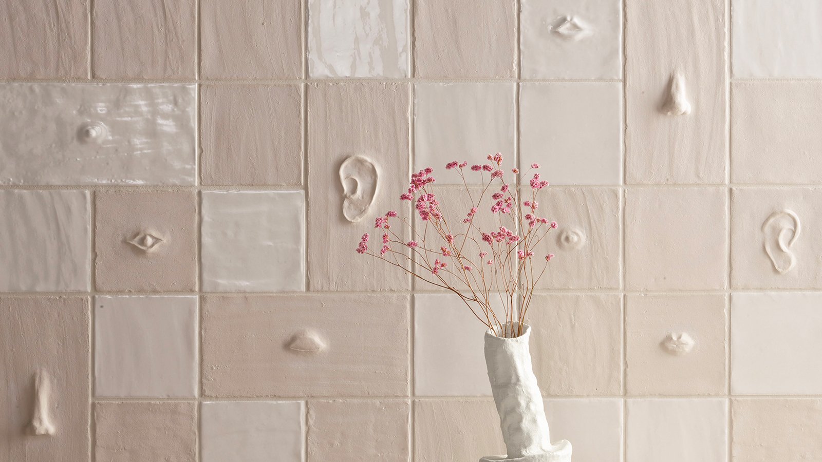 Mur Chalk Matt avec la composition Face de Faces & Figures Mutina