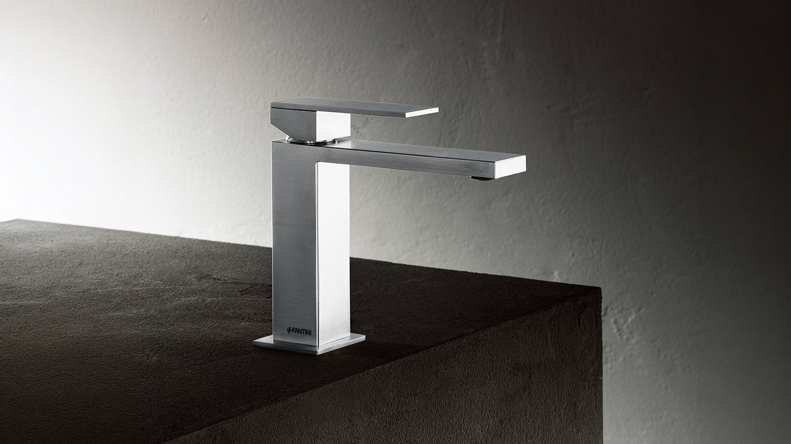 Mitigeur de lavabo monotrou Mint de Fantini en chrome sur un plan en pierre