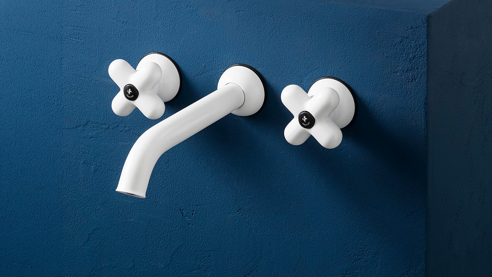 Robinetterie design I Balocchi de Fantini : mélangeur trois trous rouge et chrome sur vasque bleue
