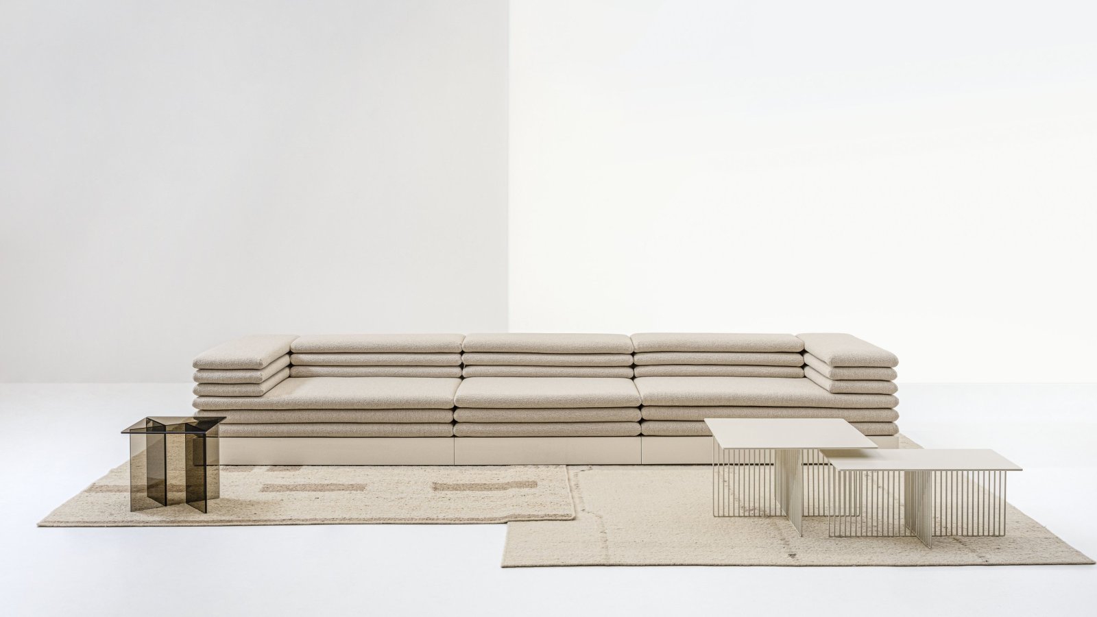 Canapé Acamante 3 places de 395 cm avec socle laqué ivoire, vu de face
