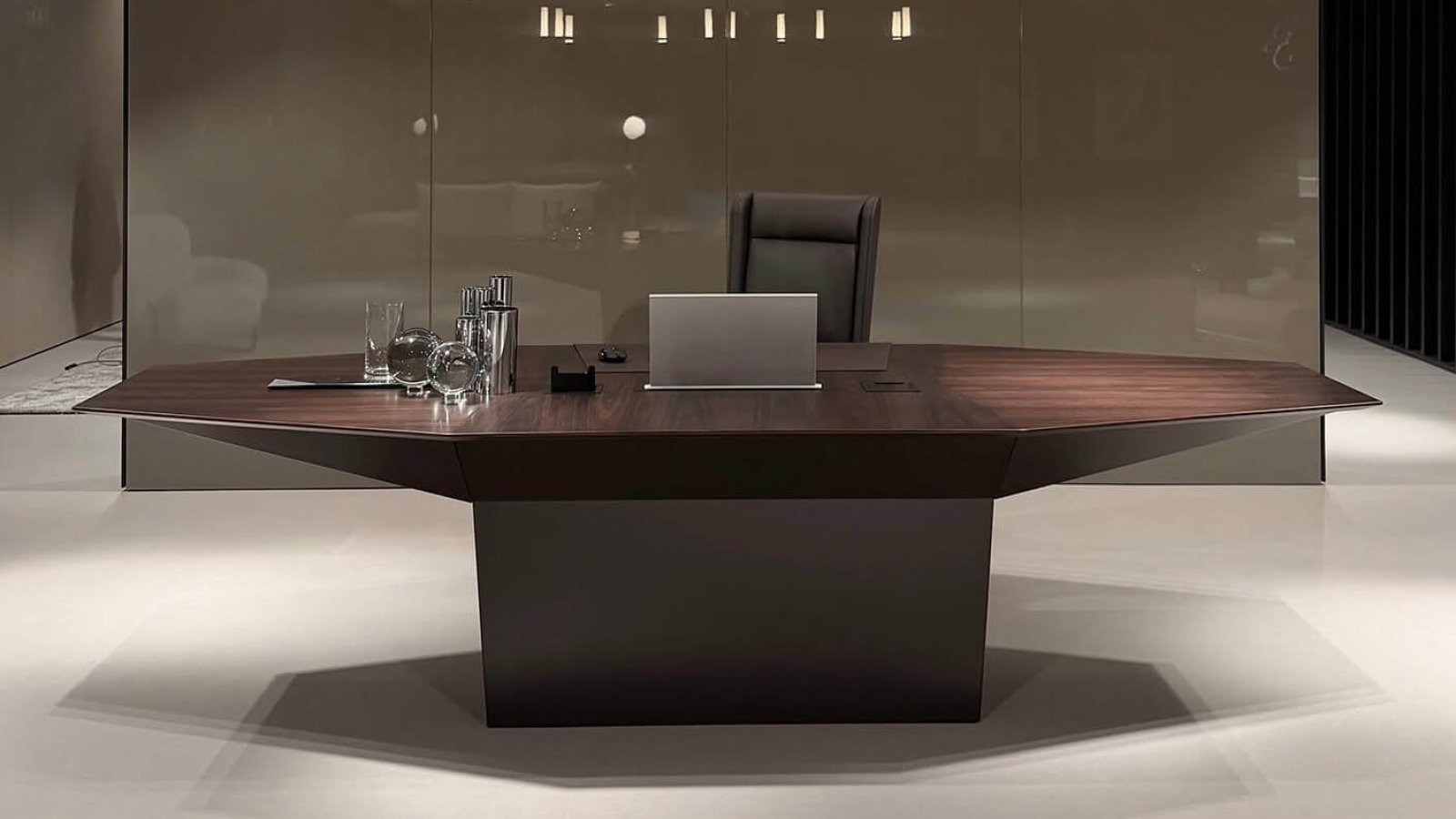 Bureau Eidos d'i4Mariani à la base laquée couleur cuir