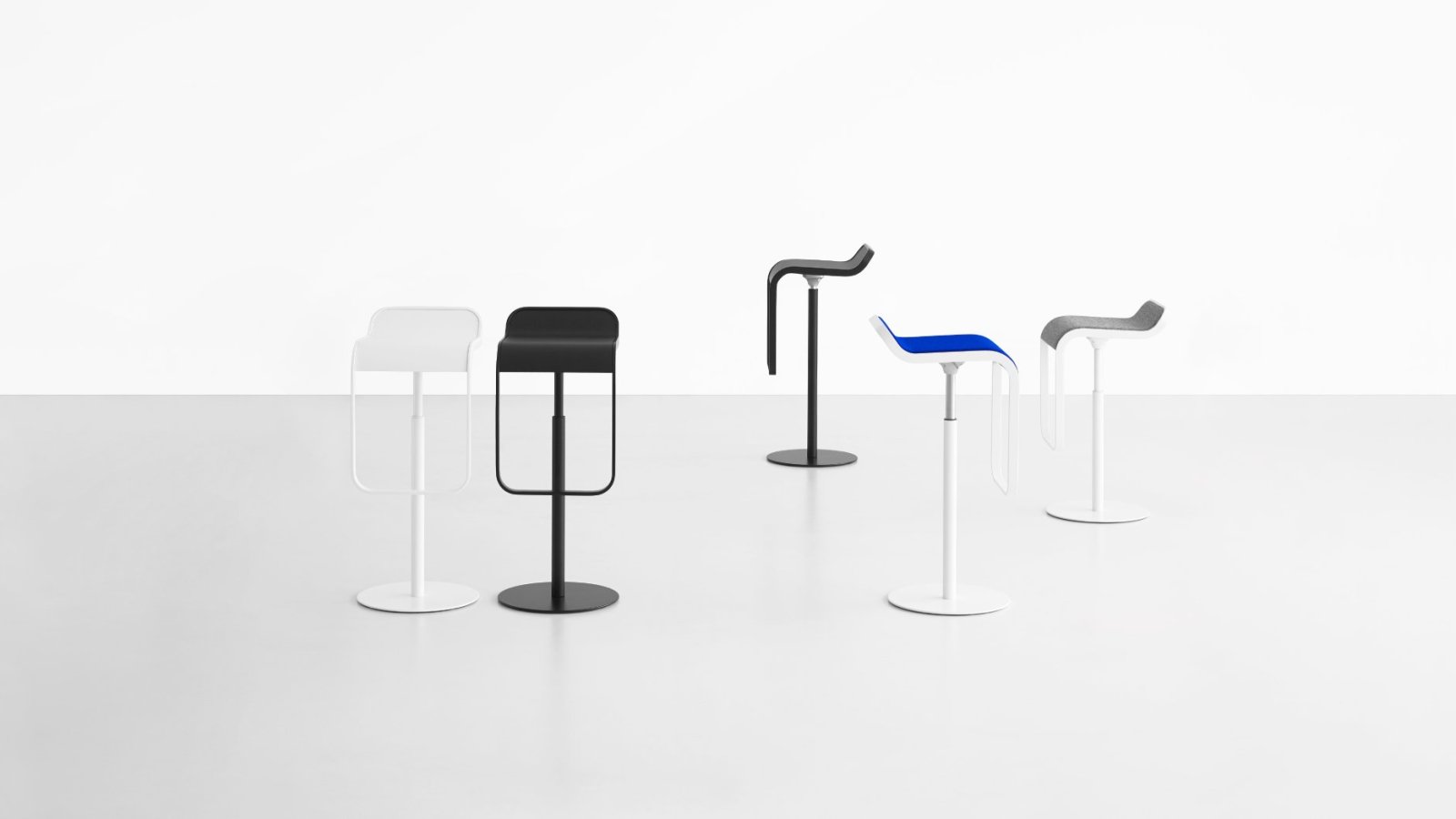 Tabouret LEM de Lapalma à un comptoir de bureau