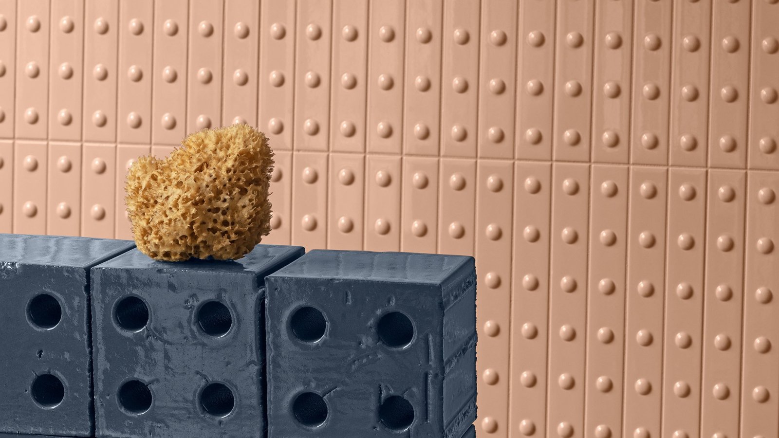 Mur habillé de listels céramiques Punto de Mutina, texture en relief