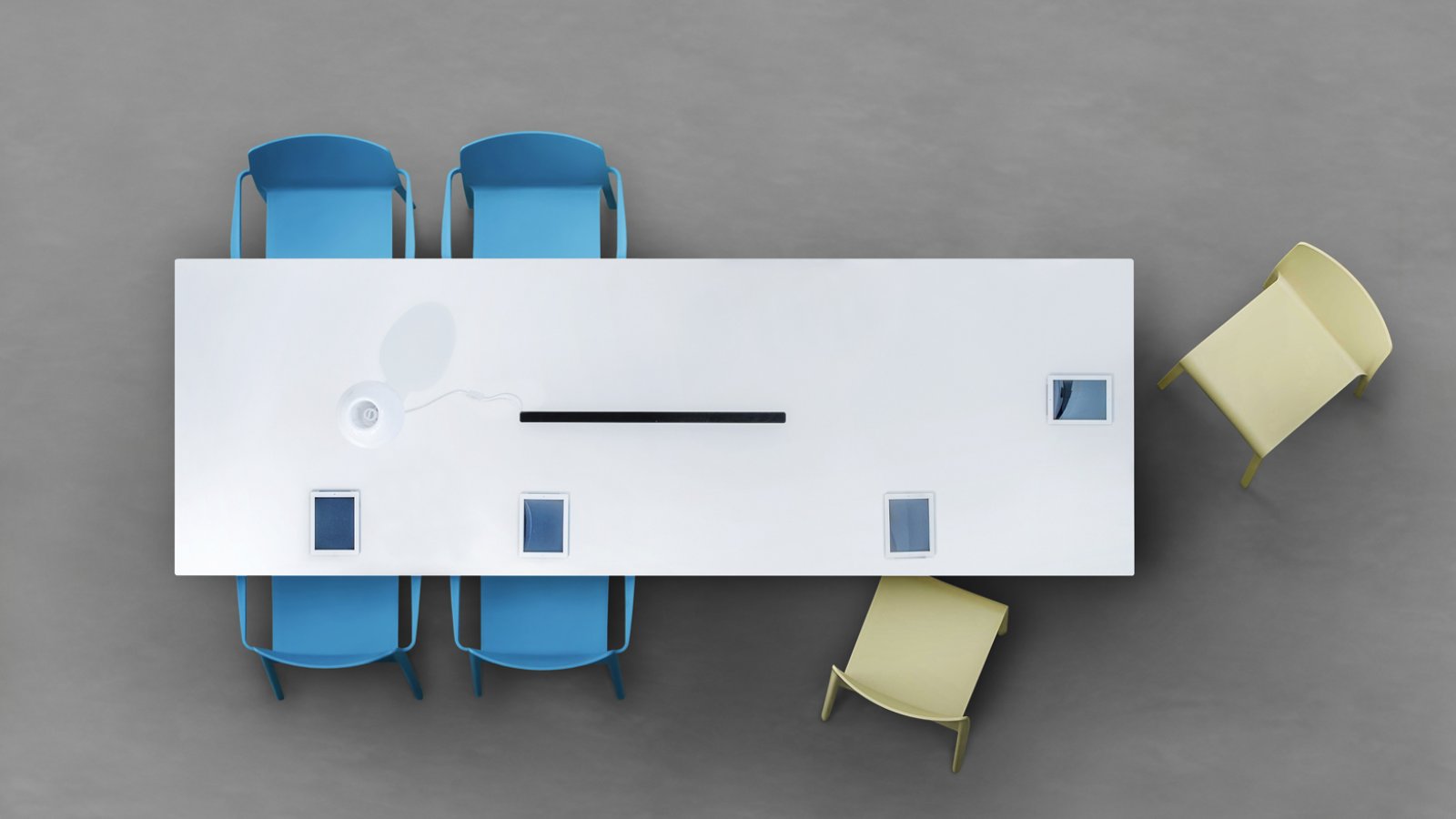Table de réunion Arki-Table de Pedrali avec plateau en linoléum et pieds chevalet en acier