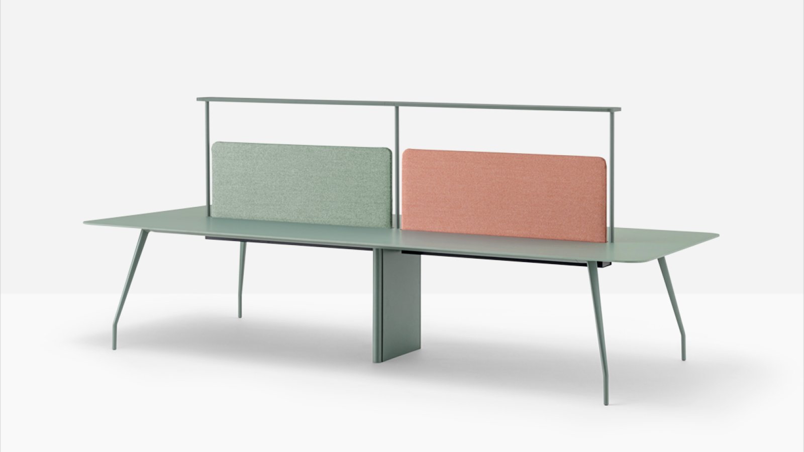 Bureau bench Rizz de Pedrali avec plateau en stratifié blanc et pieds en aluminium