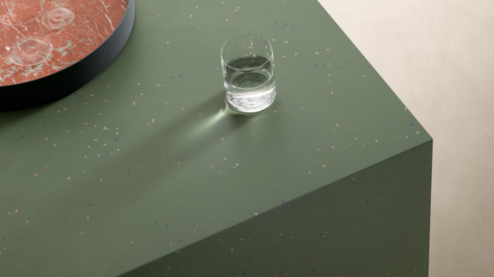 Surface Primavera de Mutina avec éclats de céramique colorés