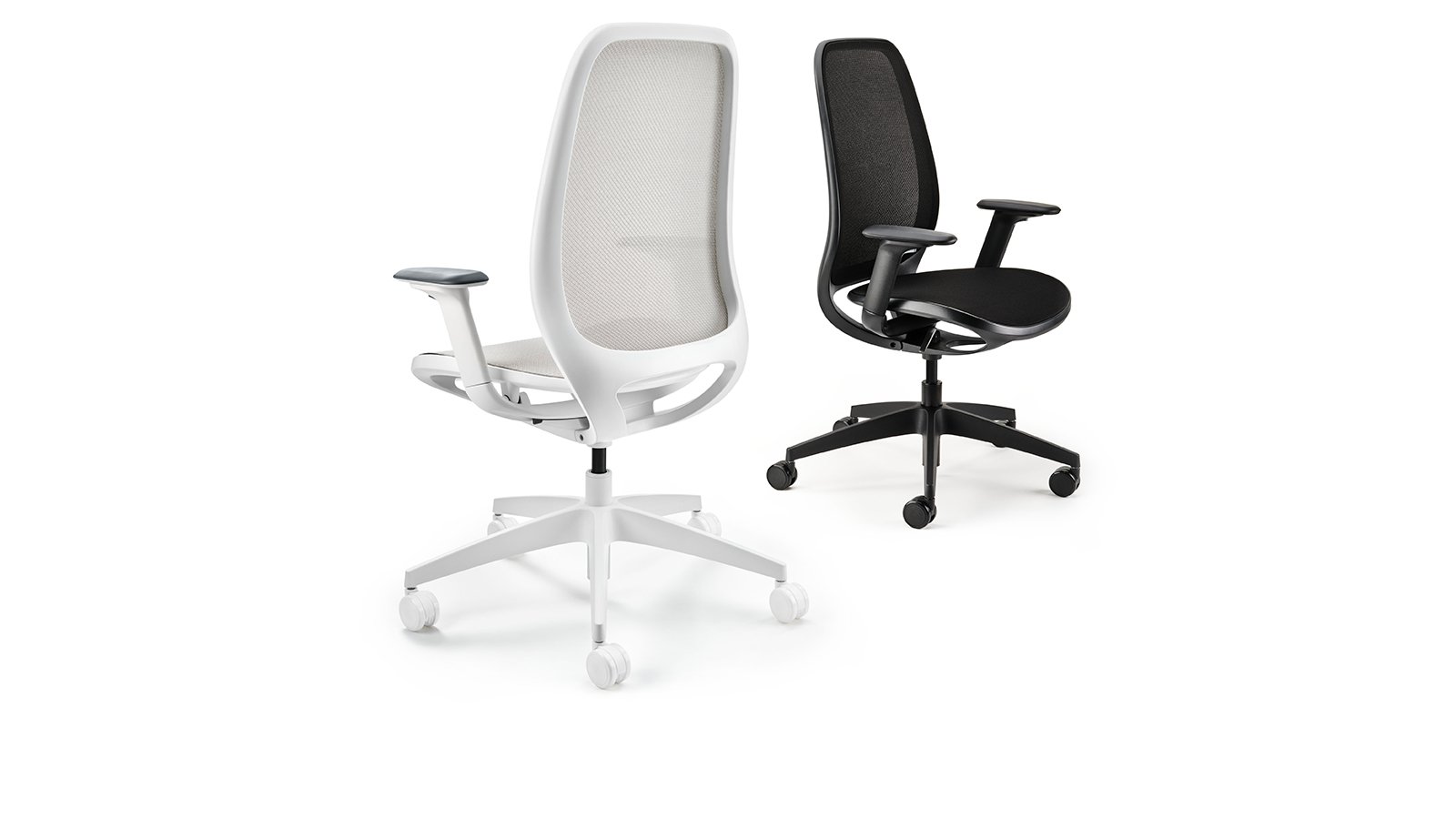 Siège de bureau hybride se:air de Sedus sur un plateau en open space