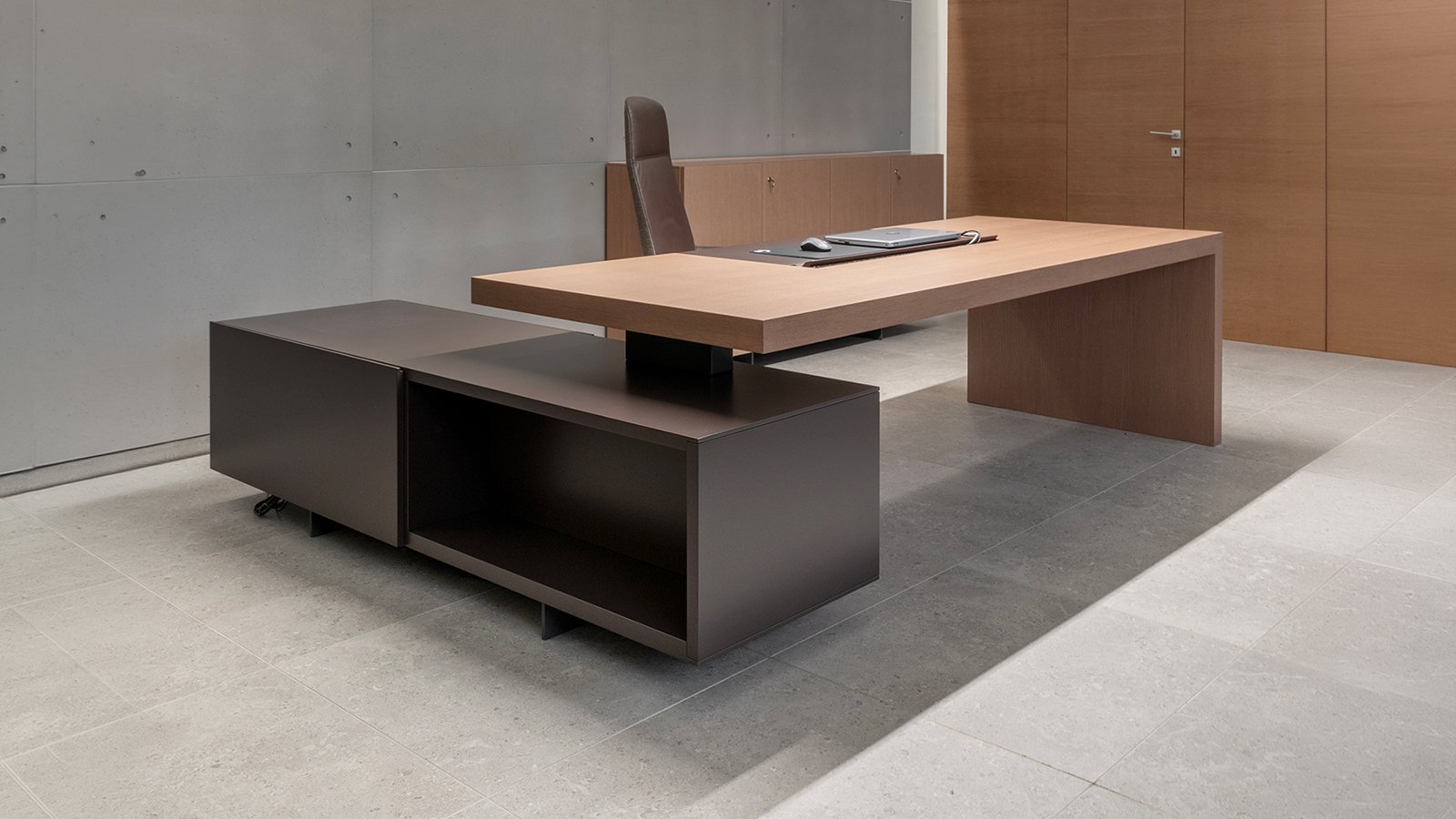 Bureau de direction Asymmetrical de Tecno avec le kit de prises sous le sous-main