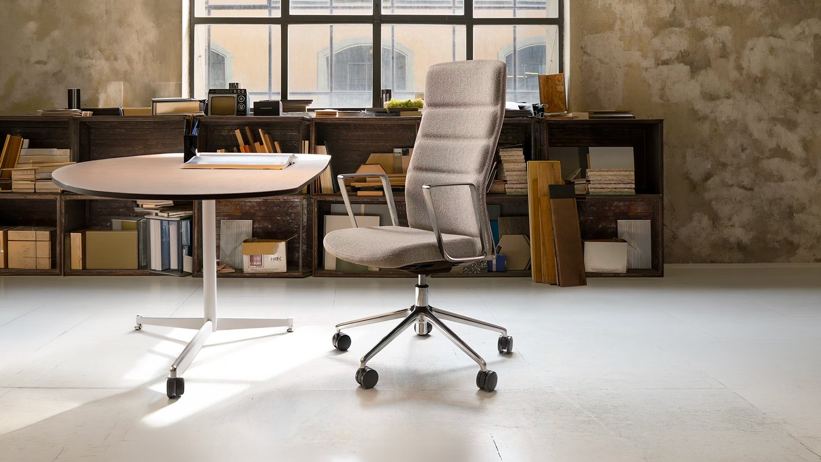 Fauteuil That’s it Executive de Quinti à accoudoirs fixes en aluminium devant un bureau