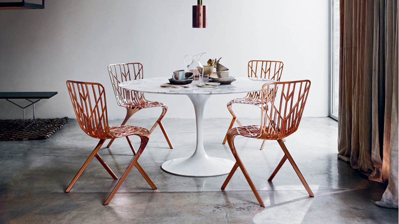 Table de réunion ovale Saarinen de Knoll avec plateau en marbre dans une salle de conseil