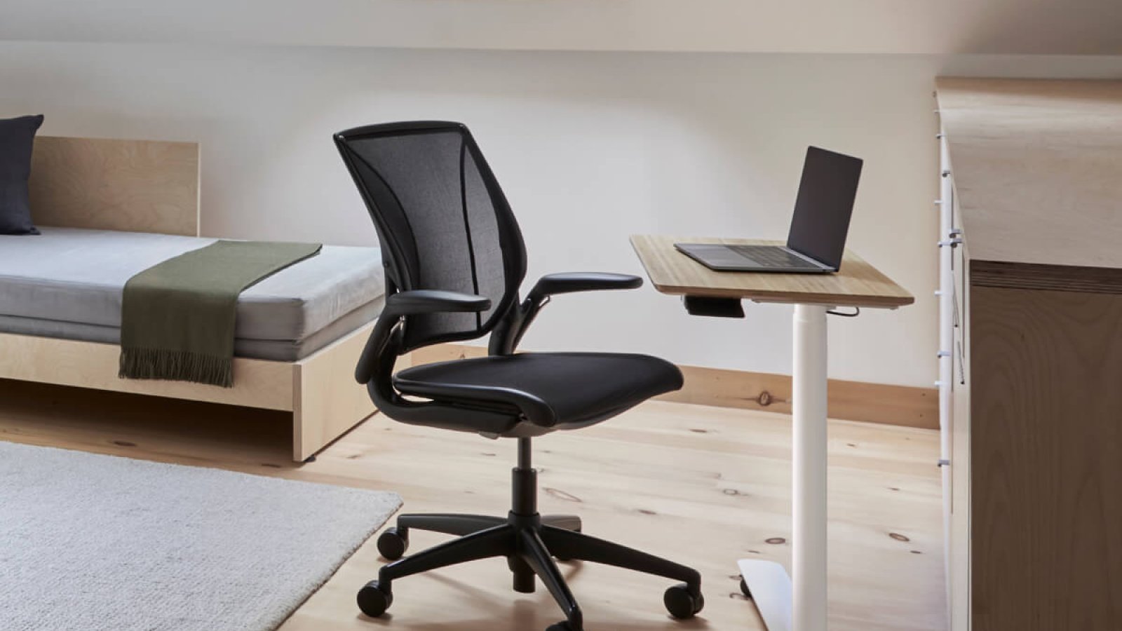 Siège de bureau ergonomique World LM de Humanscale avec assise en mousse sculptée