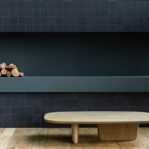 Salle d'attente avec sol Mews couleur Chalk et fauteuils en cuir