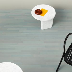 Espace café avec sol Mews couleur Green et tables en bois clair