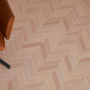 Carreaux Mews de Barber et Osgerby couleur Fog sur le mur d'une salle de réunion