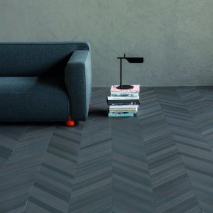 Sol en point de chevron de carreaux Mutina Mews couleur Ink dans un accueil