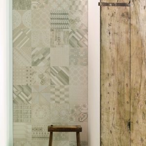 Mur patchwork en grès Azulej Grigio combination de Mutina