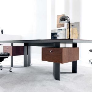 Huit stations électriques dans le centre relevé de la table octogonale Lloyd