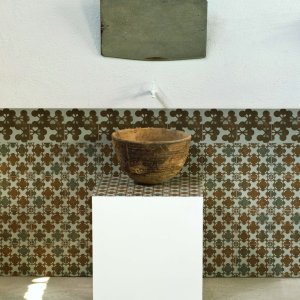 Détail d'un mur de salle d'eau en Azulej Nero