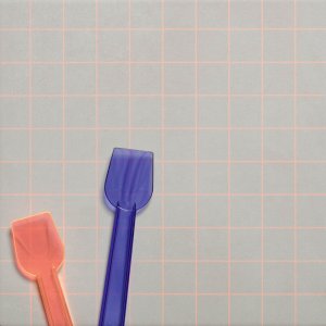 Futura White et T White côte à côte dans une cuisine