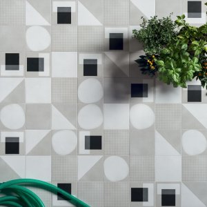 Céramique de design Futura de 41zero42 en 15x15 sur un mur de salle de bain